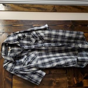 Short sleeve pearl snap shirt size L